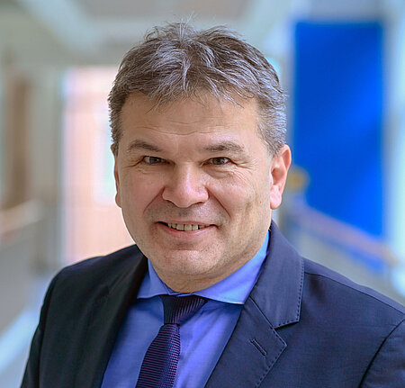 Bild von Dr. med. Ivan Marintschev (Chefarzt der Klinik für Unfallchirurgie, Orthopädie und Wirbel­säulen­therapie am KKH Erfurt)